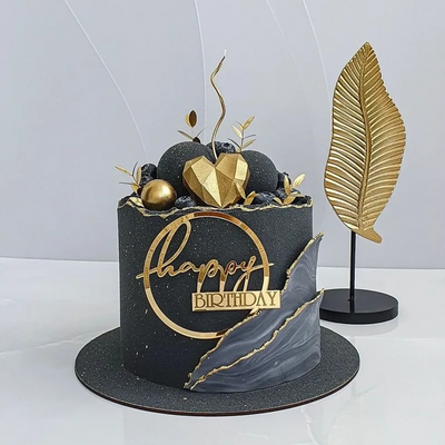 Happy Birthday Cake Topper Rund Guld- Happy birthday cake topper för födelsedag är en riktigt uppskattad tårtdekoration. Cake toppern har en tunn skyddsplast som du enkelt drar av innan användning. Denna caketopper fäster man direkt mot tårtan. Material: PlastMått: ca 10 cm -Cocodrip - Tårta och Baktillbehör