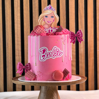 Barbie Tårta- Barbie Tårta – Rosa Dröm för Alla Barbieälskare Upplev magin med vår Barbie Tårta! En fantastisk rosa tårta dekorerad med eleganta detaljer och en ikonisk Barbie-touch – perfekt för födelsedagar, temafester och alla som älskar glitter, glamour och rosa drömmar. 🎀 En tårta som gör varje Barbie-fest komplett! Bilderna är ej ätbara och plockas enkelt bort innan servering. ÄR DU ALLERGISK? KONTAKTA OSS OM ALLERGENER.040-104088 eller bakery@cocodrip.se -Cocodrip - Tårta och Baktillbehör