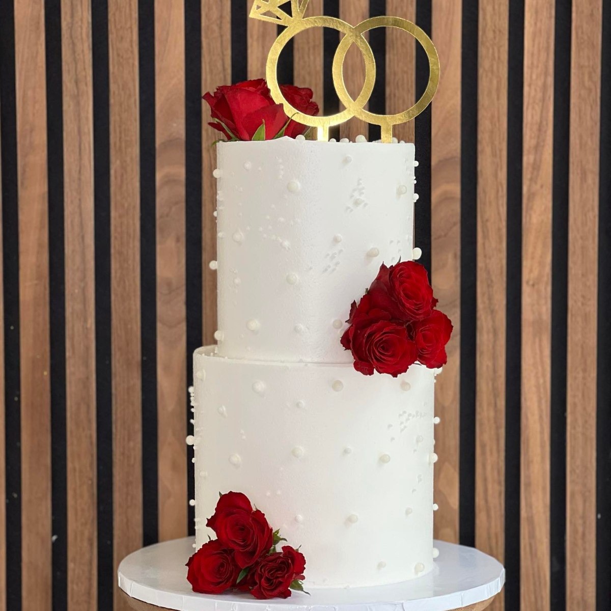 Engagement Roses Tårta- En elegant tårta som passar perfekt till förlovningar mm. Dekorationerna är ej ätbara och plockas enkelt bort innan servering. Den oätbara caketopper med ringarna ingår. ÄR DU ALLERGISK? KONTAKTA OSS OM ALLERGENER.040-104088 eller info@cocodrip.se -Cocodrip - Tårta och Baktillbehör