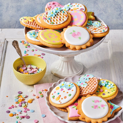 Mix för Royal icing - FunCakes- Gör perfekt kunglig kakglasyr enkelt med FunCakes Royal icing! Blanda bara med vatten för att få en fast glasyr. Justera konsistensen genom att tillsätta mer eller mindre vatten. Perfekt för att dekorera tårtor och glasera kakor. Så här gör du: 1. Tillsätt 55 ml vatten till 450 g siktad mix. 2. Vispa på låg hastighet i 7–10 minuter tills glasyren blir vit och matt. 3. För medium konsistens: tillsätt 1 tsk vatten per 200 g glasyr. 4. För tunn konsistens: tillsätt 2 tsk vatten 