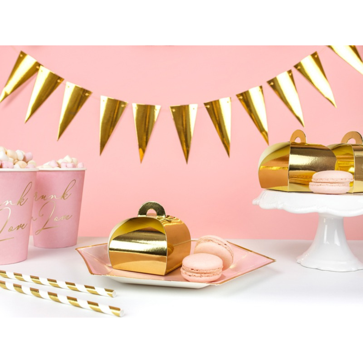 Presentbox Guld 10-pack - PartyDeco- Överraska dina gäster med eleganta presentboxar vid middagsbordet! De fungerar utmärkt som dekorationer. Perfekt när du vill dela ut presenter på bröllop, födelsedagar och liknande. Antal: 10 st Material: Guldpapper Mått: Ca 6 x 6 x 5,5 cm -Cocodrip - Tårta och Baktillbehör