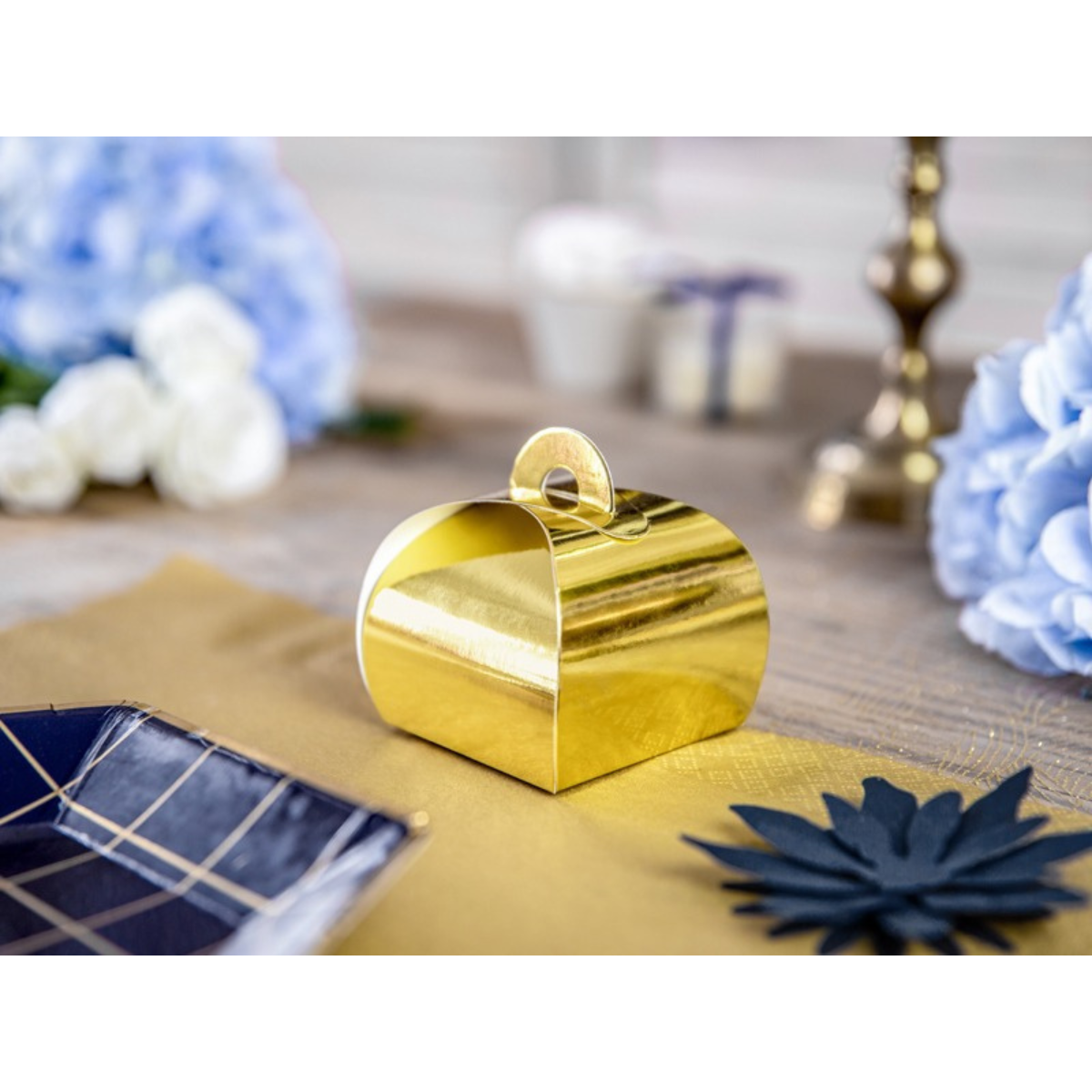 Presentbox Guld 10-pack - PartyDeco- Överraska dina gäster med eleganta presentboxar vid middagsbordet! De fungerar utmärkt som dekorationer. Perfekt när du vill dela ut presenter på bröllop, födelsedagar och liknande. Antal: 10 st Material: Guldpapper Mått: Ca 6 x 6 x 5,5 cm -Cocodrip - Tårta och Baktillbehör