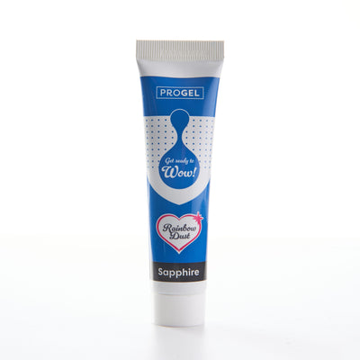 Pastafärg ProGel Sapphire- Med Rainbow Dust Progel kan du enkelt färga din sockerpasta, marsipan, smörkräm, kaksmet, godis och mycket mer! Du behöver bara en liten mängd färg för att ge dina bakelser en djup rik färg. Detta gör att denna koncentrerade ätbarafärg håller längre. Gör så här: tillsätt gelén i fondanten eller marsipanen och knåda den väl till önskad färg. Nu är den färgade fondanten eller marsipanen klar att använda på din tårta. - Denna produkt är: Kosher-certifierad.- Maximal användbar dos: 3 