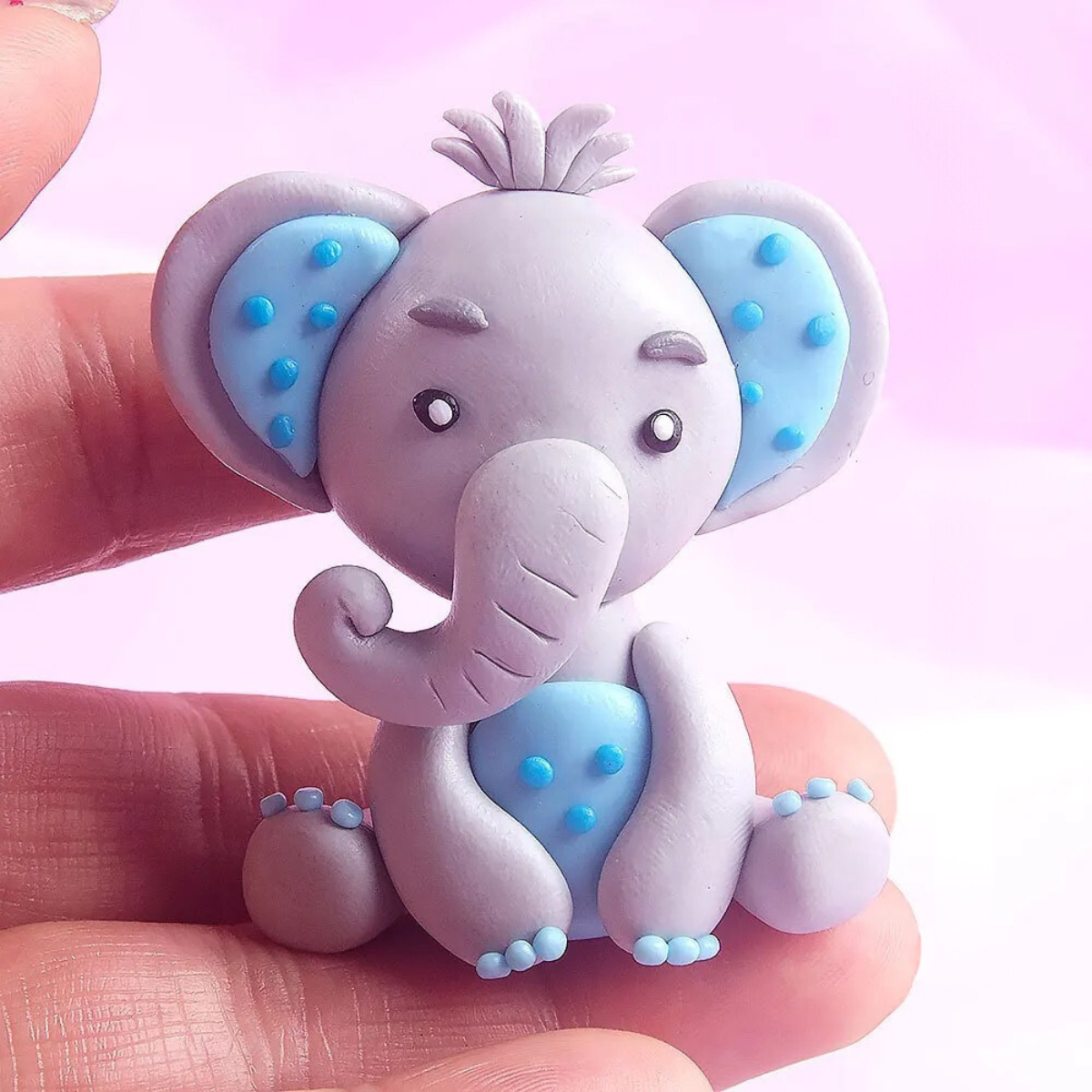 Tårtdekoration Elefant- Är dina barn ett stort fan av djungeldjur? Då är denna söta handgjorda figuren perfekt för deras födelsedagstårta! Storlek: ca 5,5 cm x 5 cm Material: Polymerlera Vi rekommenderar att du placerar den dekorativa figuren på en bit fondant eller oblatpapper, innan du lägger den på tårtan. -Cocodrip - Tårta och Baktillbehör