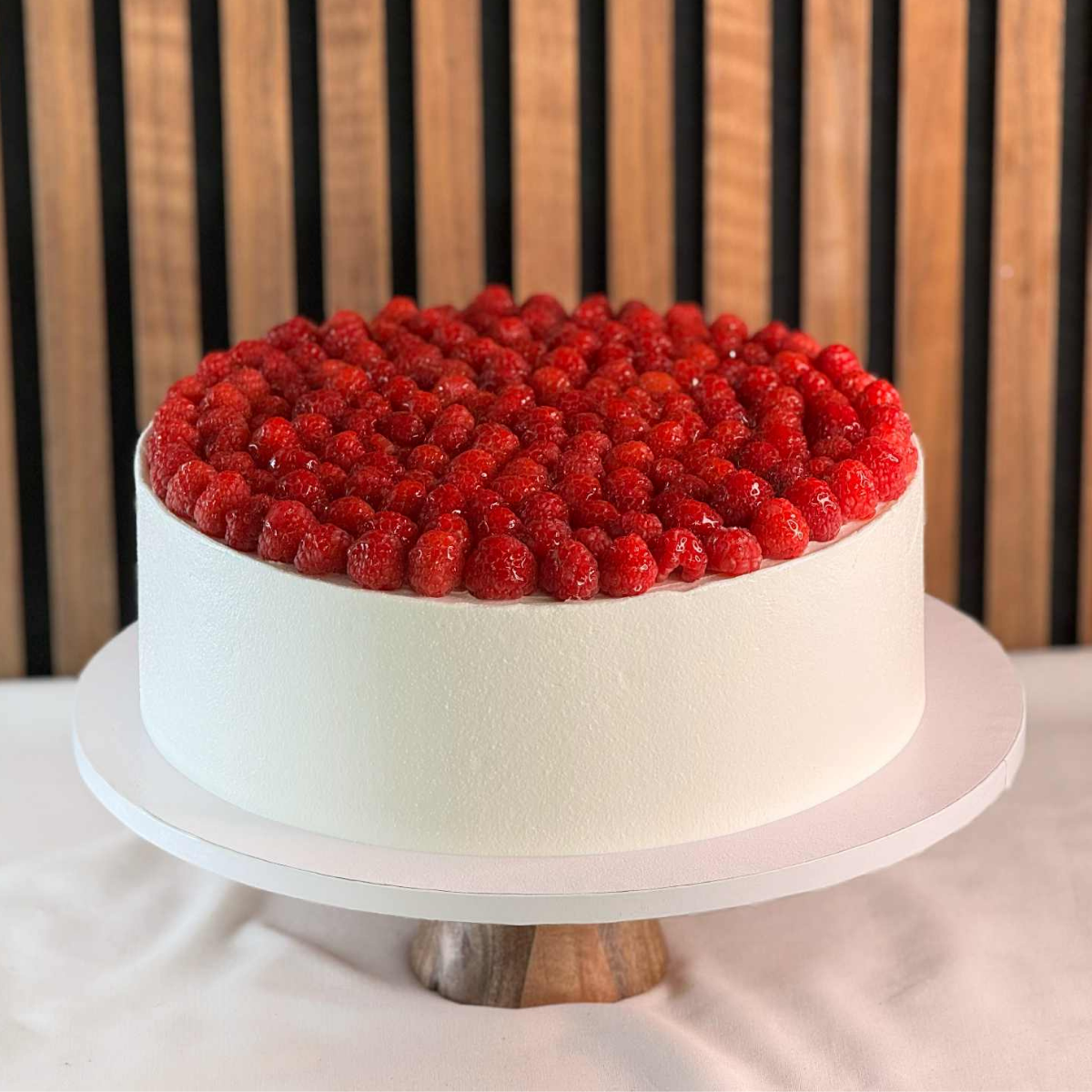 Berry Royale Tårta- Berry Royale – en lyxig bärtårta för alla tillfällen Berry Royale är den ultimata tårtan för dig som älskar fräscha bär och eleganta smaker. Den är omsorgsfullt täckt med en sammetslen vit frosting och toppas med generösa lager av färska bär som ger både lyxig känsla och fantastisk smak. Du kan själv välja topping: Hallon – för en klassisk, frisk och lätt syrlig smak. Blåbär – för en djup, söt och mjuk bärton. Mix – för en vacker och smakrik kombination av båda. Observera: Berry Royale b