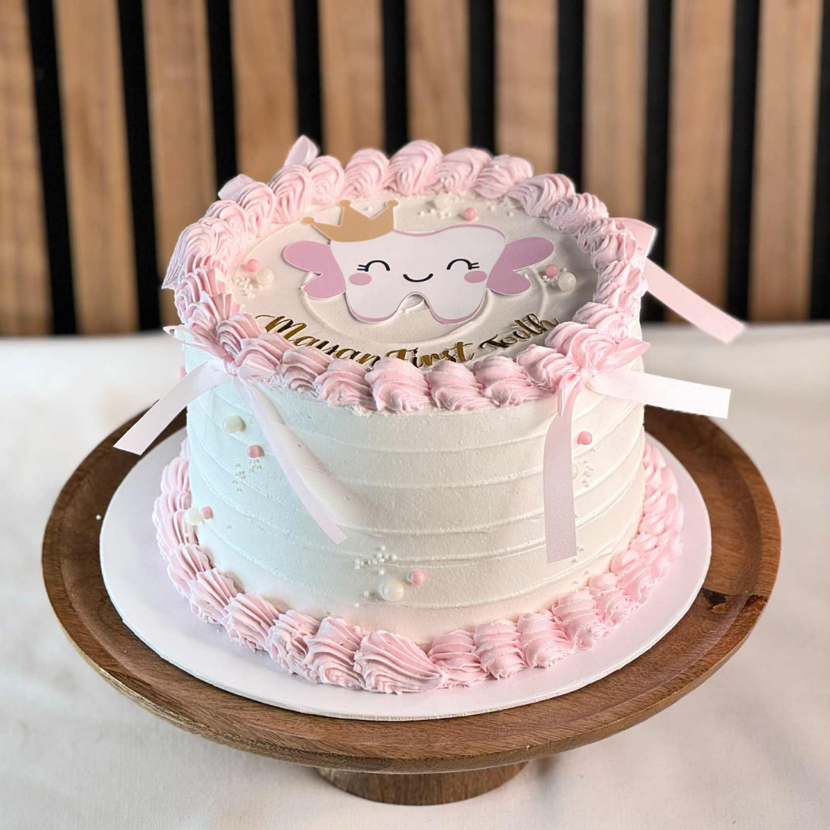 First Tooth Tårta- First Tooth Tårta – Söt & Ljusrosa Baby Tårta Fira den första lilla tanden med vår First Tooth Tårta! En bedårande tårta med ljusrosa spritsning, mjuka detaljer och en charmig design som passar perfekt till babyshower, dop eller milstolpefirande. 🩷 En drömsk tårta för små prinsessor och oförglömliga stunder! Bilden är ej ätbar och plockas enkelt bort innan servering. ÄR DU ALLERGISK? KONTAKTA OSS OM ALLERGENER.040-104088 eller bakery@cocodrip.se -Cocodrip - Tårta och Baktillbehör