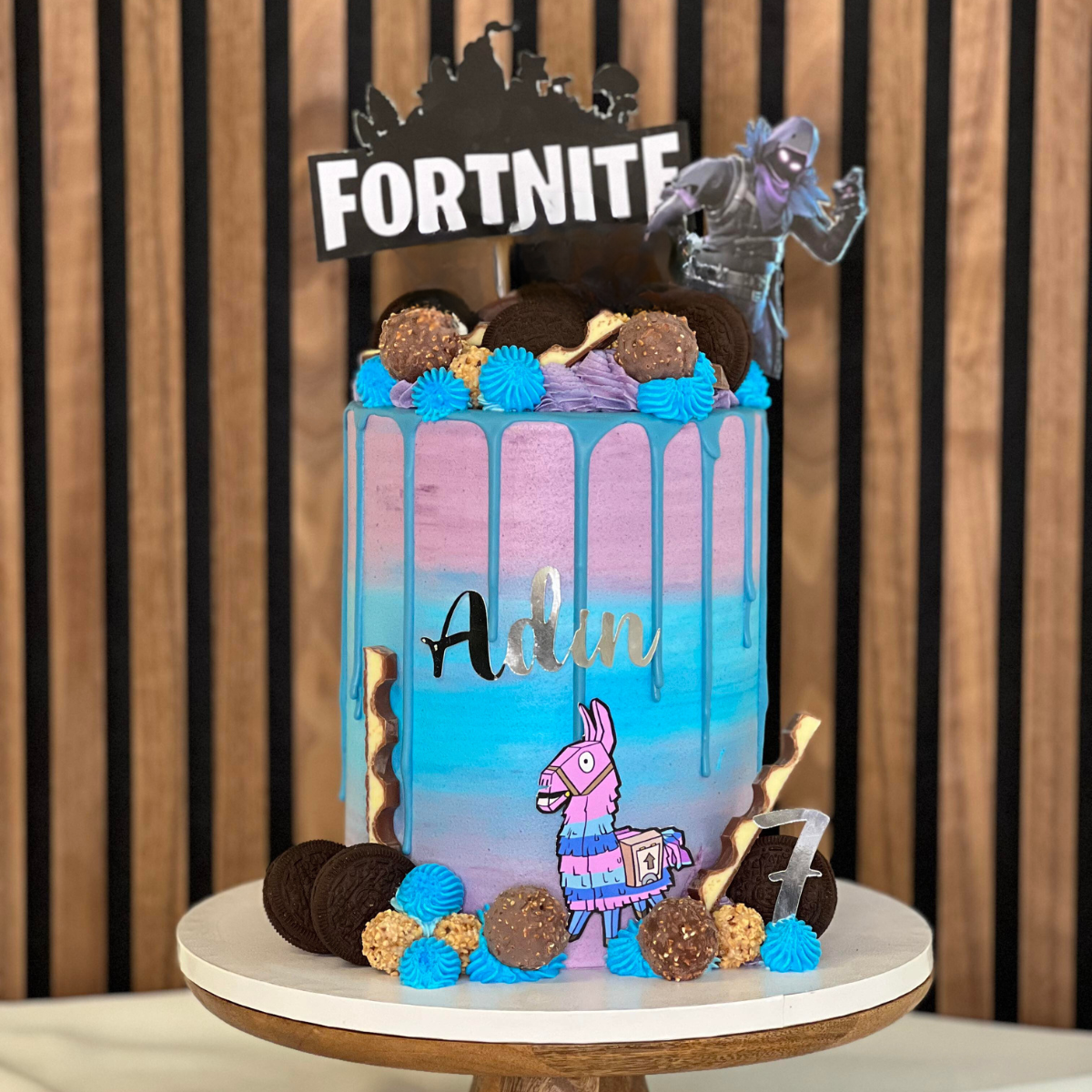 Fortnite tårta- Fortnite-tårta - Den ultimata tårtan för alla Fortnite-fans! Färgstark design med ikoniska spelmotiv, perfekt för barnkalas och gaming-temafester. Beställ din specialdesignade Fortnite-tårta idag! Bilderna är ej ätbara och plockas enkelt bort innan servering. ÄR DU ALLERGISK? KONTAKTA OSS OM ALLERGENER.040-104088 eller info@cocodrip.se -Cocodrip - Tårta och Baktillbehör