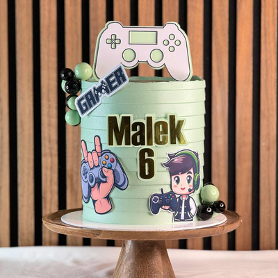 Gamer Tårta- Gamer Tårta – Perfekt för Spelälskare Level up firandet med vår Gamer Tårta! En cool tårta designad för alla som älskar gaming – dekorerad med detaljer inspirerade av spelvärlden, klara färger och en modern stil som gör den till en riktig showstopper på födelsedagen. 🎮 Perfekt till gamers i alla åldrar – från barn till vuxna! Bilderna är ej ätbara och plockas enkelt bort innan servering. ÄR DU ALLERGISK? KONTAKTA OSS OM ALLERGENER.040-104088 eller bakery@cocodrip.se -Cocodrip - Tårta och Baktil
