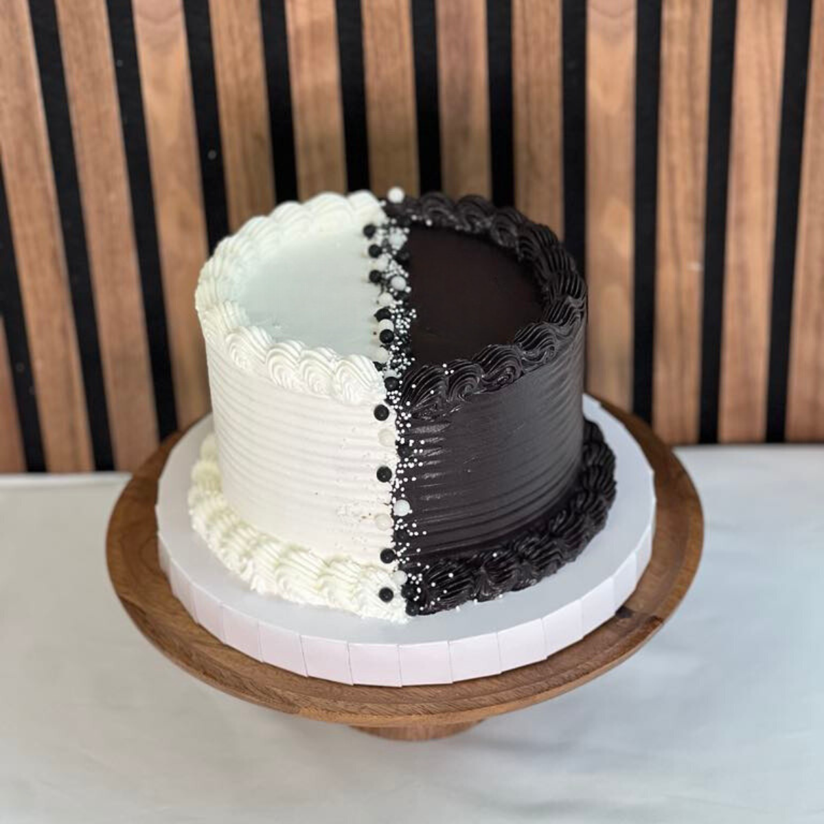 Half & Half Cake- Denna stilrena Half and Half-tårta erbjuder en perfekt balans av svart och vitt, med detaljerad spritsning som skapar ett elegant kontrastmönster. Perfekt för alla tillfällen där enkelhet möter elegans. Beställ din från Cocodrip för en unik och modern twist på klassisk tårtdesign! ÄR DU ALLERGISK? KONTAKTA OSS OM ALLERGENER.040-104088 eller info@cocodrip.se -Cocodrip - Tårta och Baktillbehör