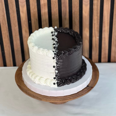 Half & Half Cake- Denna stilrena Half and Half-tårta erbjuder en perfekt balans av svart och vitt, med detaljerad spritsning som skapar ett elegant kontrastmönster. Perfekt för alla tillfällen där enkelhet möter elegans. Beställ din från Cocodrip för en unik och modern twist på klassisk tårtdesign! ÄR DU ALLERGISK? KONTAKTA OSS OM ALLERGENER.040-104088 eller info@cocodrip.se -Cocodrip - Tårta och Baktillbehör