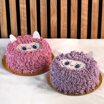 Labubu tårta- Labubu tårta – Inspirerad födelsedagstårta i två färger Överraska med en unik Labubu-inspirerad tårta som blir en garanterad höjdpunkt på kalaset! Våra tårtor är dekorerade med fluffig spritsning som ger en lekfull pälslook, toppad med ett Labubu ansikte som gör figuren levande. Perfekt för barnkalas, födelsedagsfester eller för alla som älskar den populära karaktären Labubu. Tårtan finns i två härliga färger – rosa och lila – så att du kan välja den variant som passar bäst till ditt tema elle