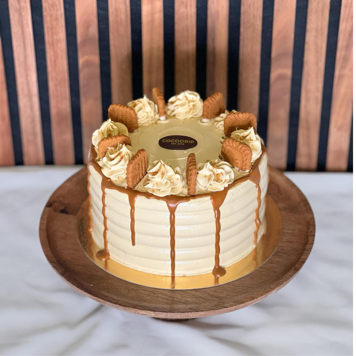 Lotus Biscoff Tårta- Det här är Lotus tårtan du alltid har drömt om. Vaniljbotten, lotusmousse, vaniljmousse, Lotus spread. Toppad med Lotus kex. Storlek: ca 10 bitar ÄR DU ALLERGISK? KONTAKTA OSS OM ALLERGENER.040-104088 eller info@cocodrip.se -Cocodrip - Tårta och Baktillbehör