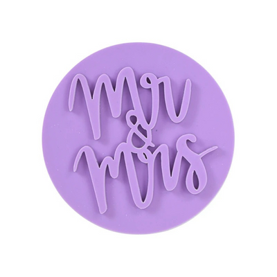 Mr & Mrs Cookie Cupcake Embosser- Med cookie stamp embosser så kan du enkelt och snabbt göra trendiga mönster till dina bakverk.Tillverkad av högkvalitativ livsmedelsklassad plast. Den här produkten har utformats noggrant för ett klart, skarpt resultat varje gång. Endast handtvätt. Dra av skyddsfilmen innan första användning. Storlek: 80mm Måla eller lämna omålad efter önskemål. -Cocodrip - Tårta och Baktillbehör