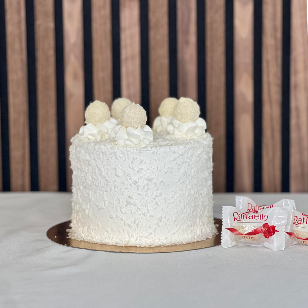 Raffaello Tårta- En smarrig sockerkaka fylld med raffaello fyllning, krossad vit choklad och krossade waffer kex. Storlek: ca 10 bitar ÄR DU ALLERGISK? KONTAKTA OSS OM ALLERGENER.040-104088 eller info@cocodrip.se -Cocodrip - Tårta och Baktillbehör