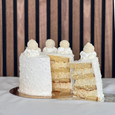 Raffaello Tårta- En smarrig sockerkaka fylld med raffaello fyllning, krossad vit choklad och krossade waffer kex. Storlek: ca 10 bitar ÄR DU ALLERGISK? KONTAKTA OSS OM ALLERGENER.040-104088 eller info@cocodrip.se -Cocodrip - Tårta och Baktillbehör