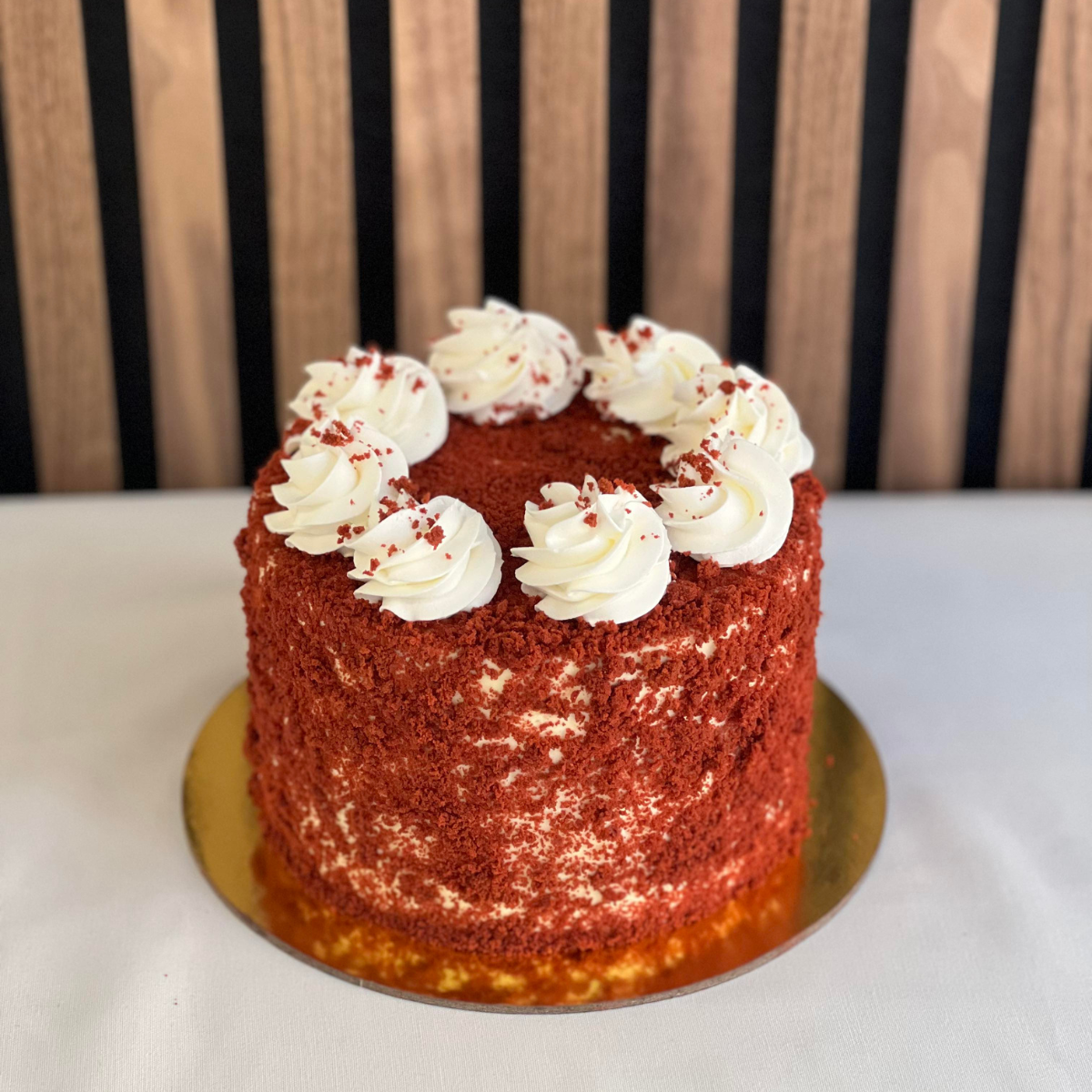 Red Velvet Tårta- En smarrig och saftig Red velvet tårta som passar perfekt till födelsedagar och andra event. Saftiga red velvet bottnar fyllda med cream cheese. Toppad med ännu mer red velvet.Storlek: ca 10 bitar ÄR DU ALLERGISK? KONTAKTA OSS OM ALLERGENER.040-104088 eller info@cocodrip.se -Cocodrip - Tårta och Baktillbehör