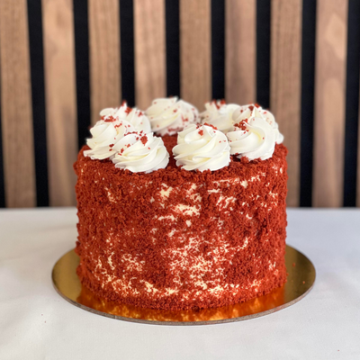 Red Velvet Tårta- En smarrig och saftig Red velvet tårta som passar perfekt till födelsedagar och andra event. Saftiga red velvet bottnar fyllda med cream cheese. Toppad med ännu mer red velvet.Storlek: ca 10 bitar ÄR DU ALLERGISK? KONTAKTA OSS OM ALLERGENER.040-104088 eller info@cocodrip.se -Cocodrip - Tårta och Baktillbehör