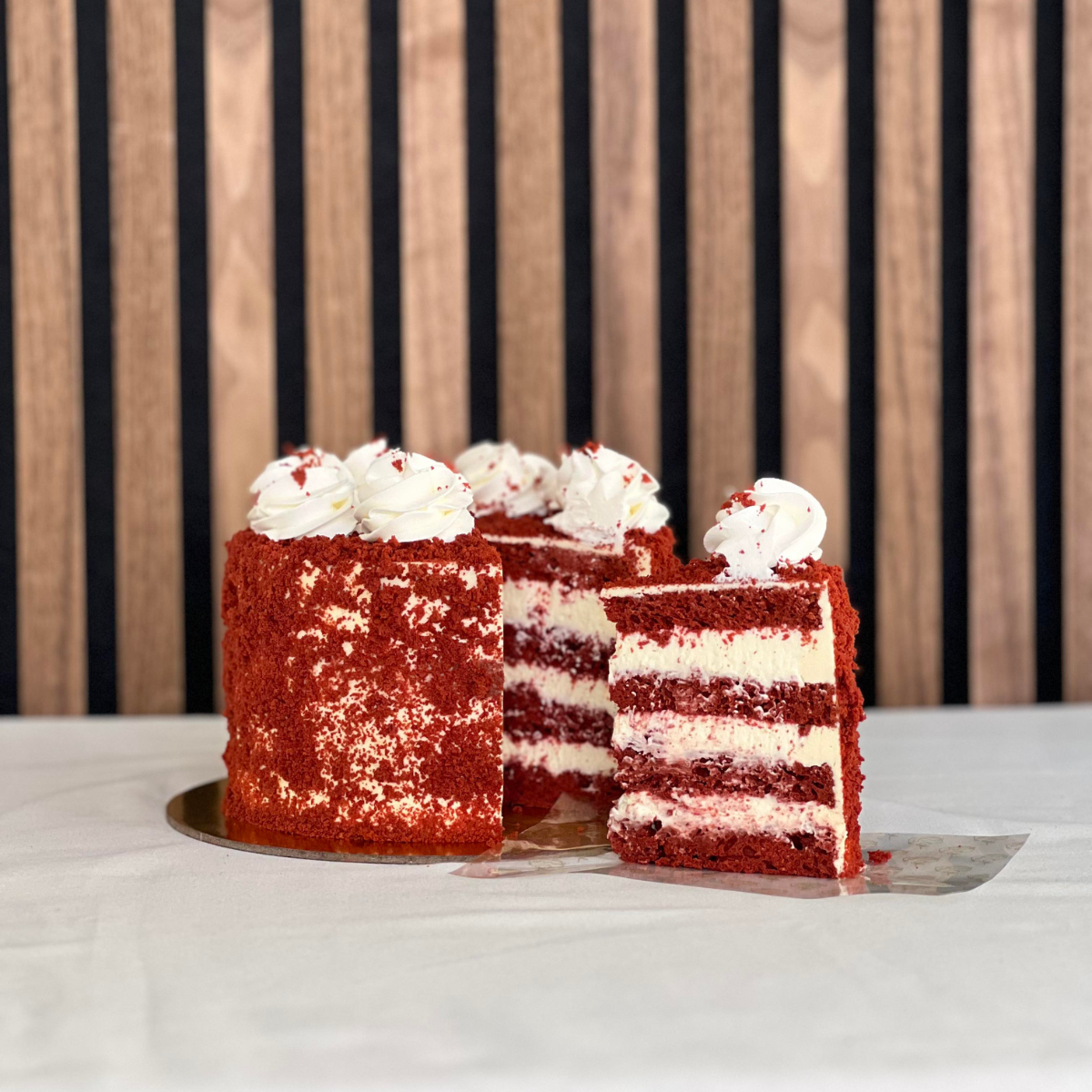 Red Velvet Tårta- En smarrig och saftig Red velvet tårta som passar perfekt till födelsedagar och andra event. Saftiga red velvet bottnar fyllda med cream cheese. Toppad med ännu mer red velvet.Storlek: ca 10 bitar ÄR DU ALLERGISK? KONTAKTA OSS OM ALLERGENER.040-104088 eller info@cocodrip.se -Cocodrip - Tårta och Baktillbehör