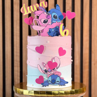 Rosa Stitch tårta- Denna underbara rosa Stitch-tårta är perfekt för alla Disney- och Stitch-fans! Med en vacker ljusrosa färg och en detaljerad dekor av Stitch-figurer är denna tårta ett fantastiskt val för barnkalas eller temafester. Beställ din unika och personliga Stitch-tårta hos oss och gör din fest oförglömlig! Bilderna är ej ätbara och plockas enkelt bort innan servering. ÄR DU ALLERGISK? KONTAKTA OSS OM ALLERGENER.040-104088 eller info@cocodrip.se -Cocodrip - Tårta och Baktillbehör