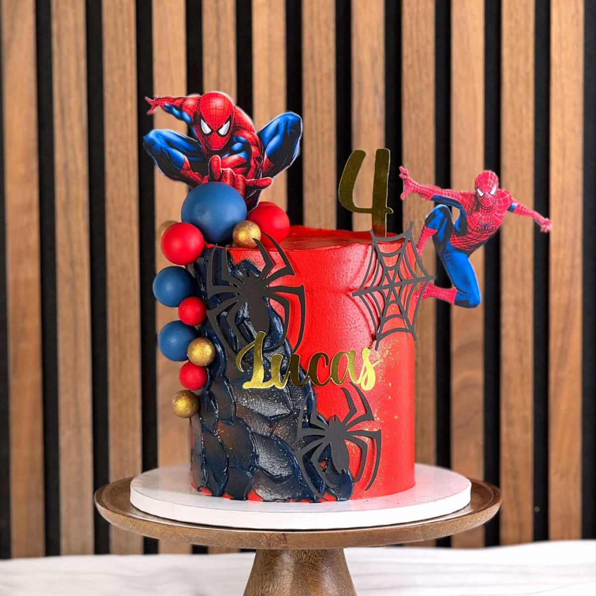 Spiderman tårta- Söker du en unik och spännande tårta för ditt barns födelsedag? Vår Spiderman-tårta är den perfekta lösningen! Med detaljerade dekorationer och fantastisk smak kommer denna tårta att bli höjdpunkten på festen. Beställ din Spiderman-tårta idag och låt ditt barn känna sig som en riktig superhjälte! Dekorationerna är ej ätbara och plockas enkelt bort innan servering. Siffer caketoppern som på bilder ingår ej. ÄR DU ALLERGISK? KONTAKTA OSS OM ALLERGENER.040-104088 eller info@cocodrip.se -Cocodr