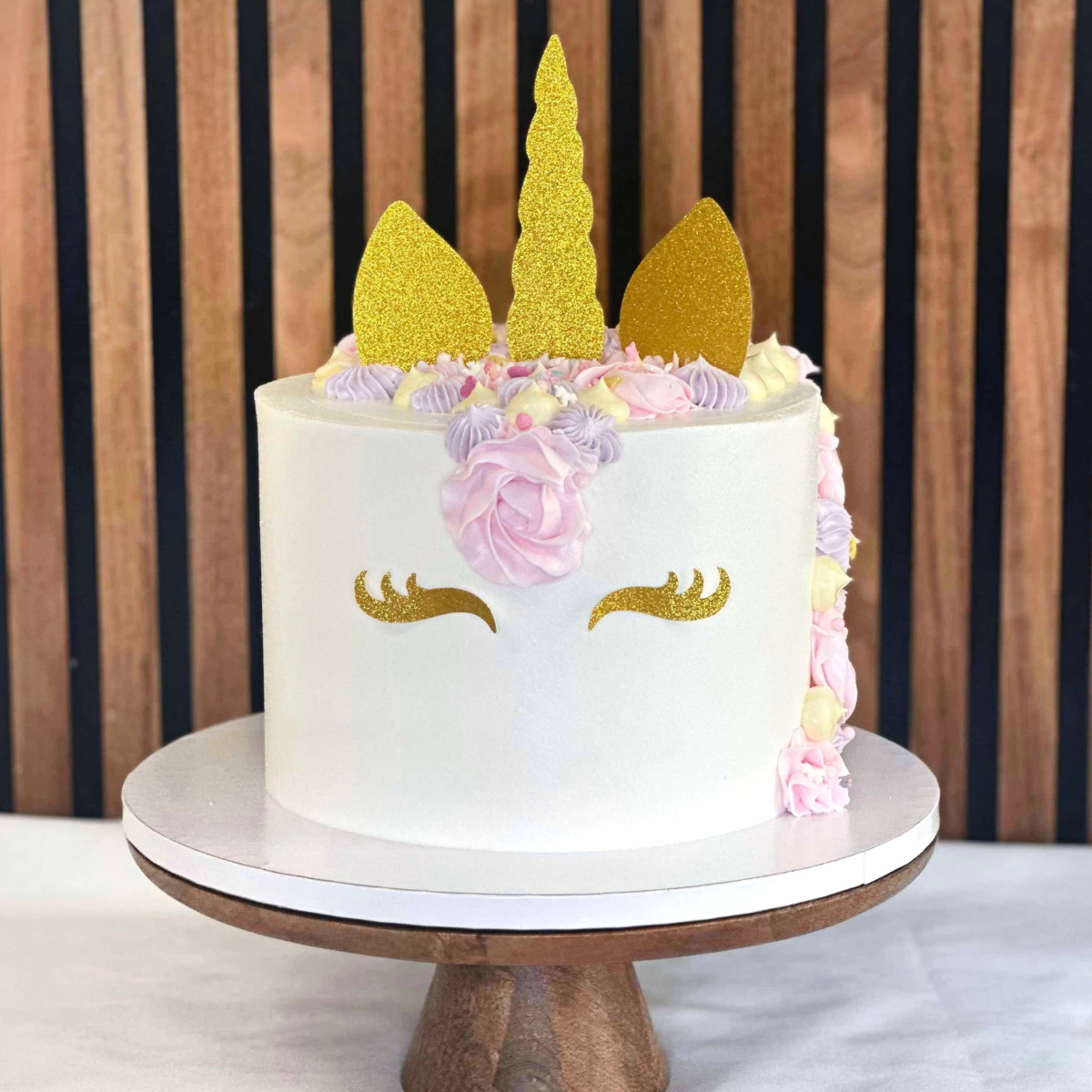 Unicorn tårta- Unicorn-tårta - En magisk enhörningstårta med färgglada detaljer och horn i guld. Perfekt för barnkalas, födelsedagar eller temafester. Beställ din unika unicorn-tårta idag! Bilden är ej ätbar och plockas enkelt bort innan servering. ÄR DU ALLERGISK? KONTAKTA OSS OM ALLERGENER.040-104088 eller info@cocodrip.se -Cocodrip - Tårta och Baktillbehör