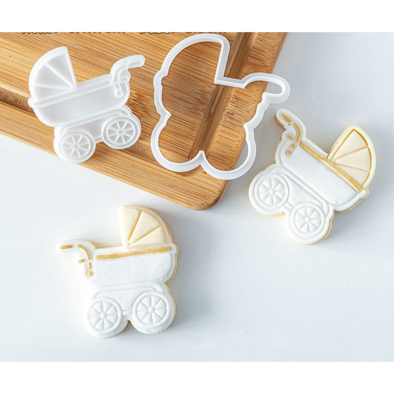 Utstickare Med Stämpel Baby Vagn- Gör din nästa fest minnesvärd och lägg en personlig touch till dina kakor med våra fondant cookie embossers stämpel och cutter. Denna barnvagn cookie skärare med tillhörande stämpel i akryl passar perfekt till din babyshower. Våra detaljerade embossers låter dig skapa underbara 3D-effekter på din fondant, gummipasta och marsipan. Gör så här: Kavla ut sockerpasta eller marsipan till önskad tjocklek. Placera embosser ovanpå sockerpastan och tryck till. Lyft sedan bort embosse